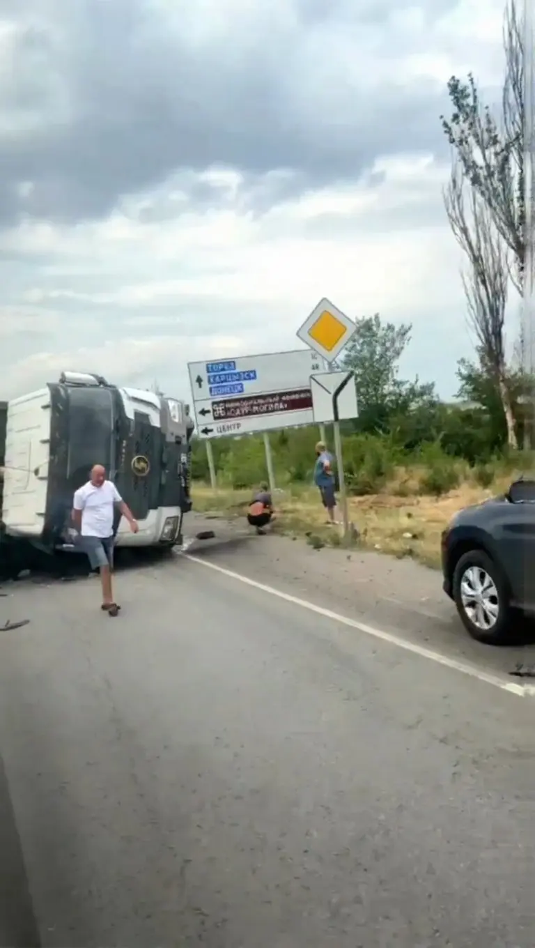 ДТП на кольце в Снежном
Фура перевернулась и придавила легковой автомобиль. О пострадавших не сообщаетс | Сетка — социальная сеть от hh.ru