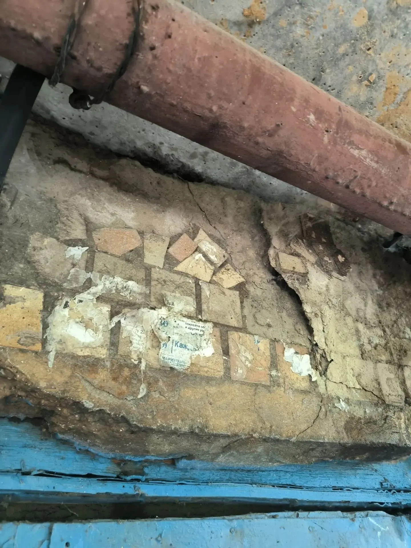г. Донецк, ул. Полоцкая, 18В. Сколько уже боремся за козырёк с ЖЭКом! Мало того что нет сухой уборки в подъезде, тараканы в подвале и на чердаке, так ещё козырёк и ступеньки в аварийном состоянии | Сетка — социальная сеть от hh.ru