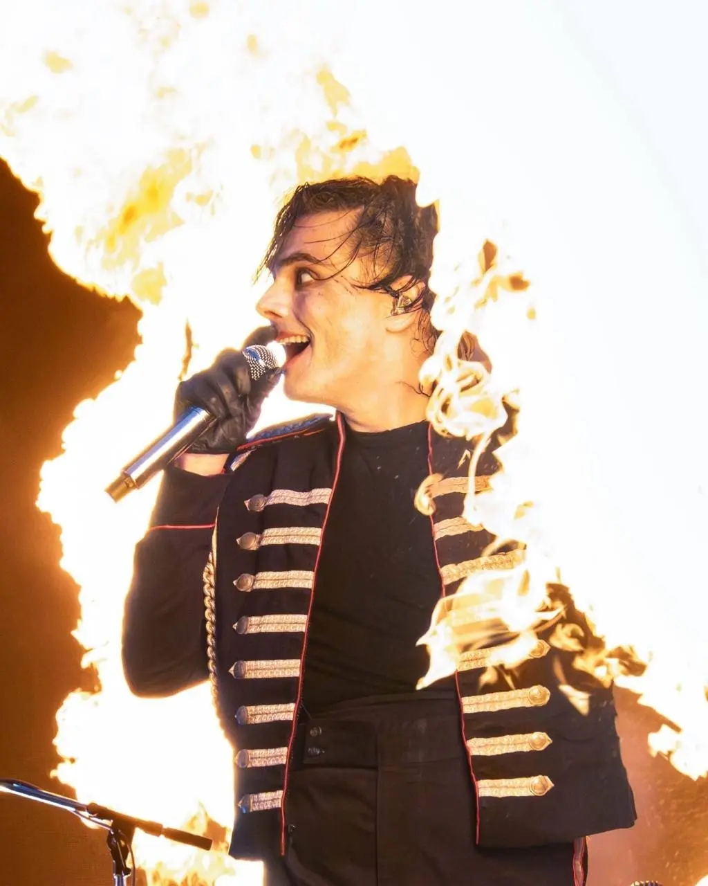 My Chemical Romance покорили Ливерпуль 🤩🎸
Шоу в Ливерпуле собрало колоссальный отклик у фанатов в социальных сетях 📱💥. От программы и сет-листа до образа Джерарда Уэя 🎤✨ | Сетка — социальная сеть от hh.ru