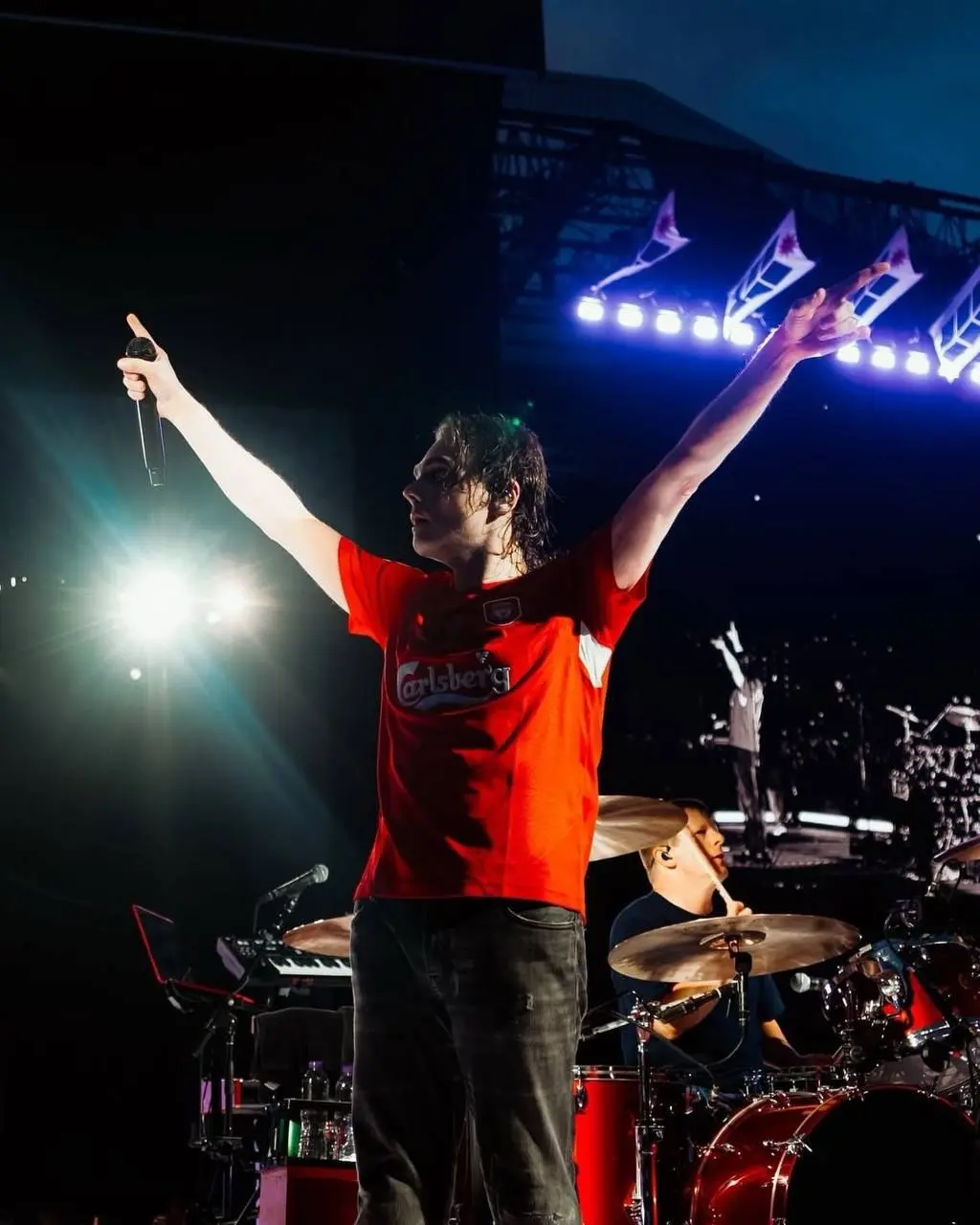 My Chemical Romance покорили Ливерпуль 🤩🎸
Шоу в Ливерпуле собрало колоссальный отклик у фанатов в социальных сетях 📱💥. От программы и сет-листа до образа Джерарда Уэя 🎤✨ | Сетка — социальная сеть от hh.ru