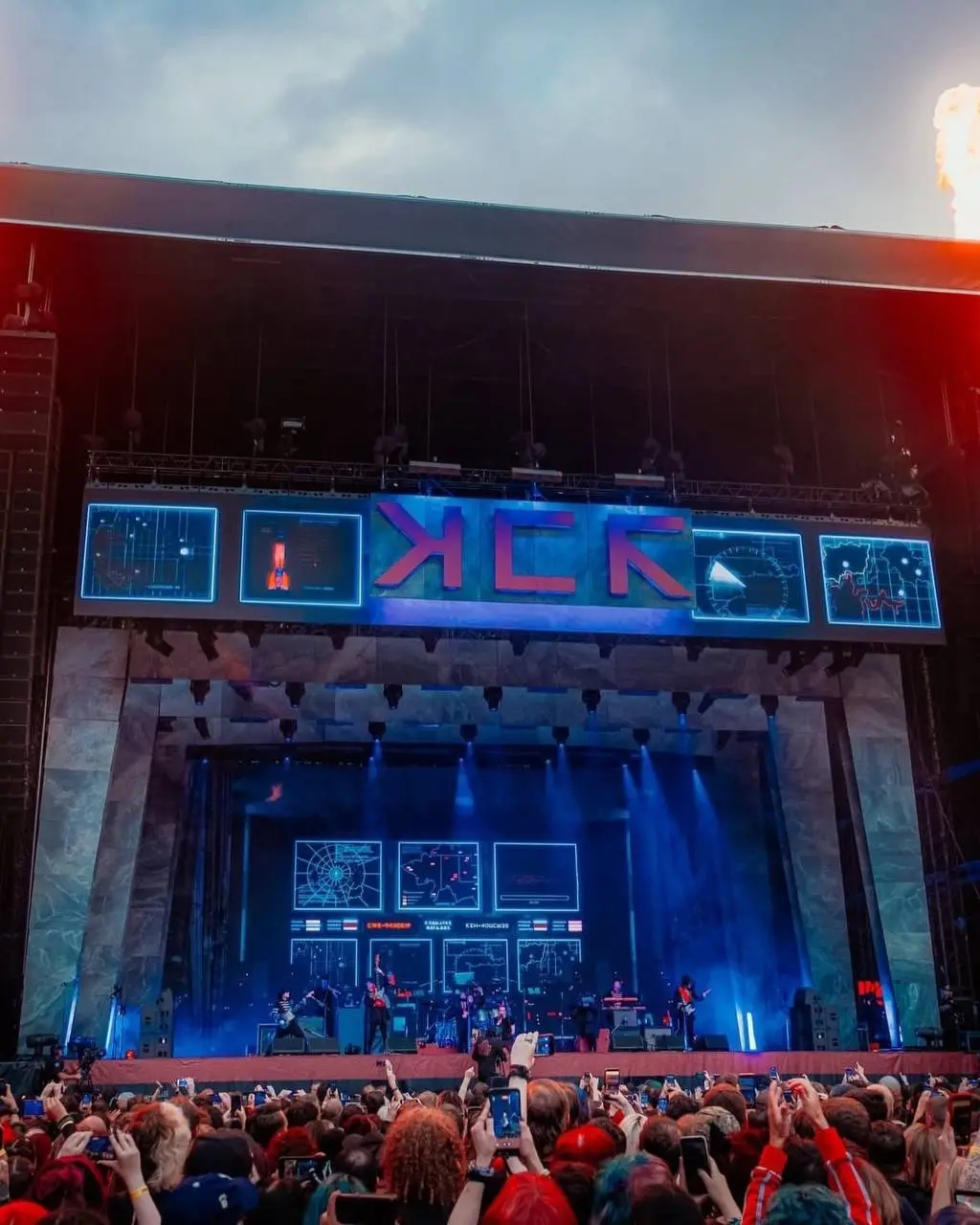My Chemical Romance покорили Ливерпуль 🤩🎸
Шоу в Ливерпуле собрало колоссальный отклик у фанатов в социальных сетях 📱💥. От программы и сет-листа до образа Джерарда Уэя 🎤✨ | Сетка — социальная сеть от hh.ru