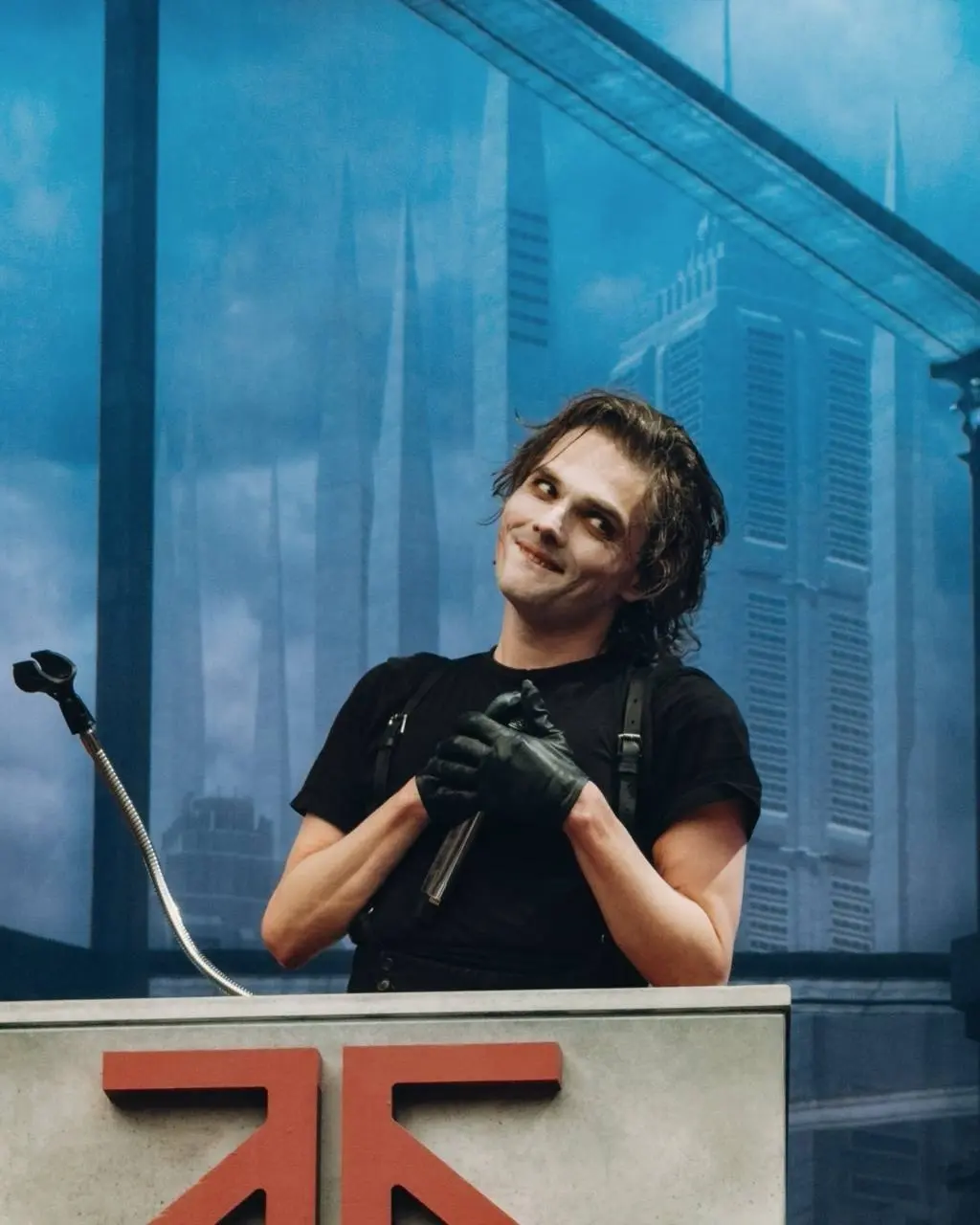 My Chemical Romance покорили Ливерпуль 🤩🎸
Шоу в Ливерпуле собрало колоссальный отклик у фанатов в социальных сетях 📱💥. От программы и сет-листа до образа Джерарда Уэя 🎤✨ | Сетка — социальная сеть от hh.ru