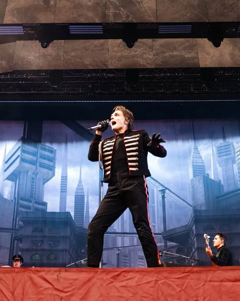 My Chemical Romance покорили Ливерпуль 🤩🎸
Шоу в Ливерпуле собрало колоссальный отклик у фанатов в социальных сетях 📱💥. От программы и сет-листа до образа Джерарда Уэя 🎤✨ | Сетка — социальная сеть от hh.ru