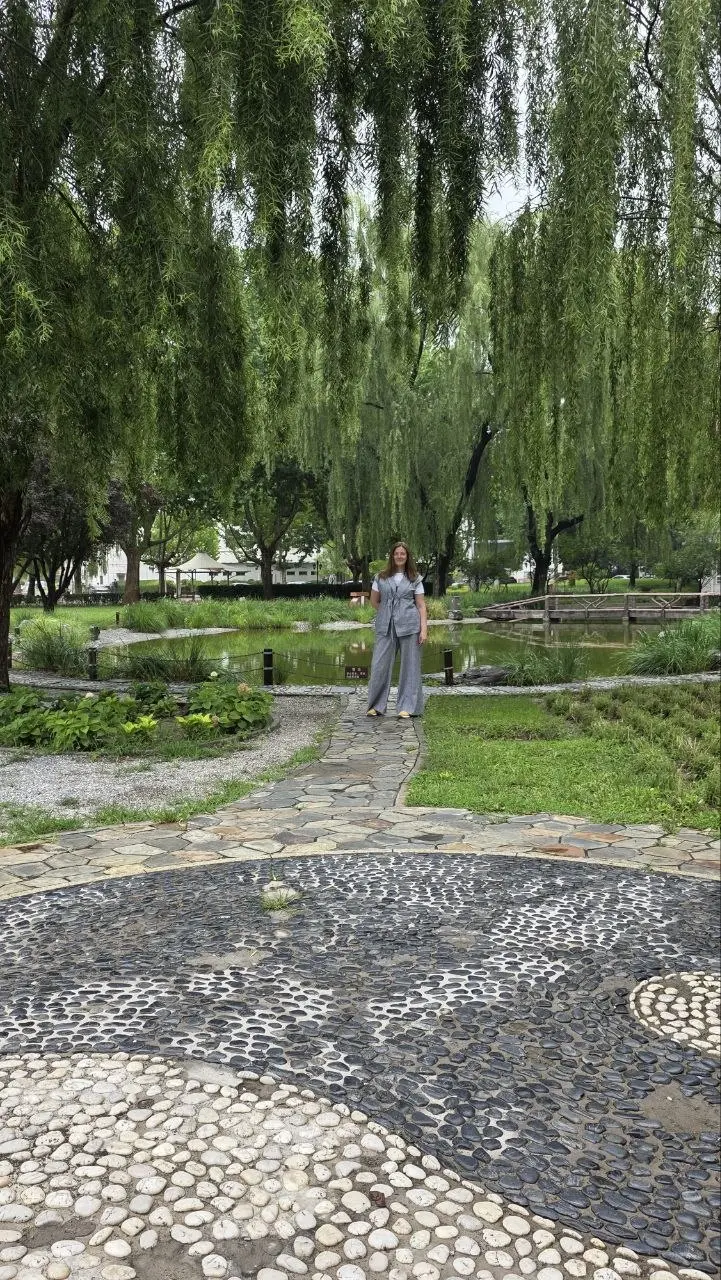 Не пишу про ИИ, потому что уехала работать в Китай
Ближайшие несколько недель я буду учить китайских студентов, поэтому в канале будут записки про особенности преподавания в Китае | Сетка — социальная сеть от hh.ru