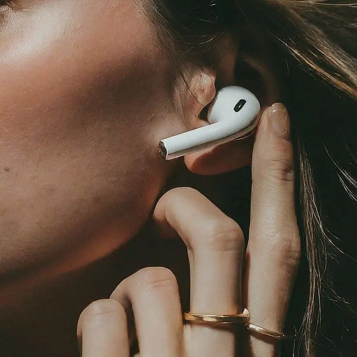 Раньше в знак уважения снимали шляпу.
Сейчас достают из уха AirPods.
Правда, чаще всего — только один.
Не обольщайтесь. | Сетка — социальная сеть от hh.ru