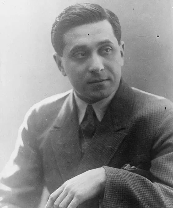 Лаконичная автобиография Михаила Зощенко:
А вот сухонькая таблица моих событий: арестован — 6 раз, к смерти приговорен — 1 раз, ранен — 3 раза, самоубийством кончал — 2 раза, били меня — 3 раза | Сетка — социальная сеть от hh.ru