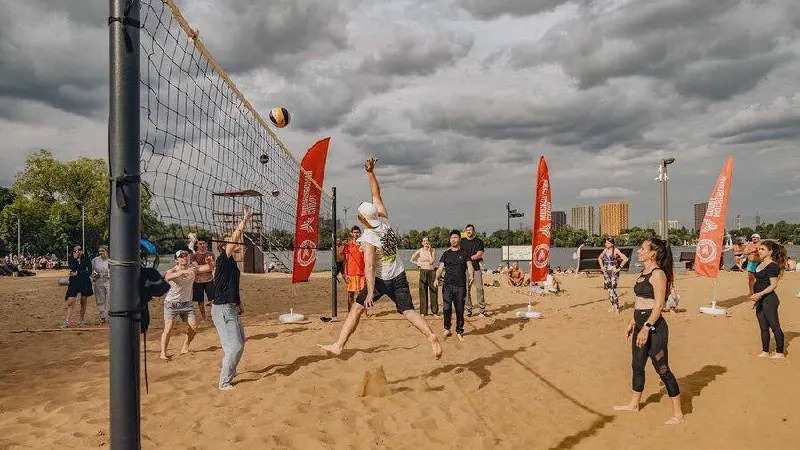 🏖️«Пляжный драйв» в Москве
Каждые выходные до 6 сентября
С 11:00 до 17:00
Что тебя здесь ждет:
🔸мини-турниры по пляжному волейболу
🔸 йога и растяжка
🔸 бачата и зумба
🔸 мастер-классы со звездами пляжны... | Сетка — социальная сеть от hh.ru
