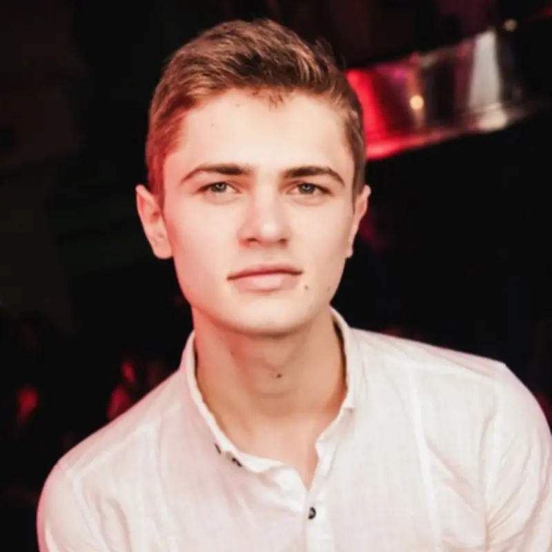 Илья Николаенко