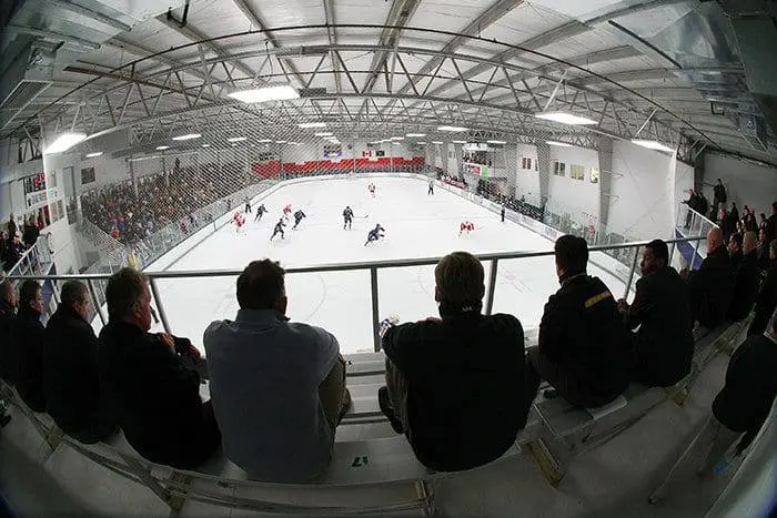 🏒💵 На профессиональный спорт конкурентным скаутам желательно смотреть с двух сторон: спортивной и маркетинговой.
В обычном бизнесе консультанты-аналитики оценивают ведь не только качество продукта | Сетка — социальная сеть от hh.ru
