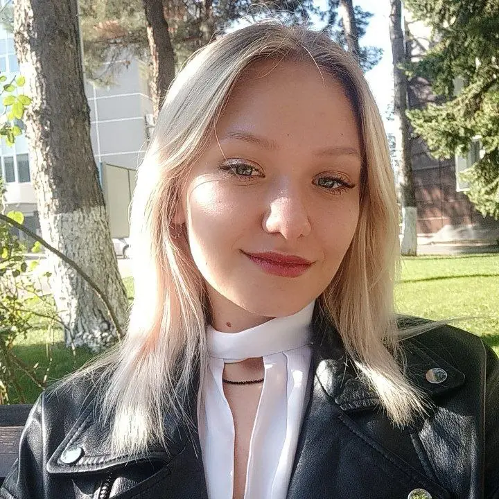 ✨Приветствую ценителей прекрасного и любителей искусства!
Меня зовут Алёна, приглашаю вас окунуться в яркий мир творческих арт-работ!
Я дизайнер и увлечённый экспериментатор | Сетка — социальная сеть от hh.ru