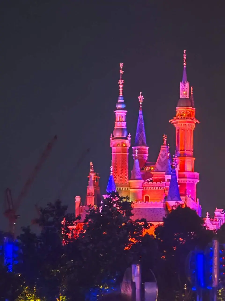 🏰 Сказочный день в Шанхае: наша команда покорила Диснейленд!
Нашей секретной точкой маршрута стал легендарный Шанхайский Диснейленд! Это место, где каждый взрослый снова чувствует себя ребенком, а дет... | Сетка — социальная сеть от hh.ru