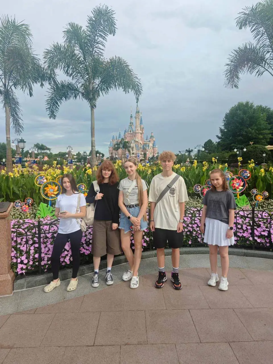 🏰 Сказочный день в Шанхае: наша команда покорила Диснейленд!
Нашей секретной точкой маршрута стал легендарный Шанхайский Диснейленд! Это место, где каждый взрослый снова чувствует себя ребенком, а дет... | Сетка — социальная сеть от hh.ru