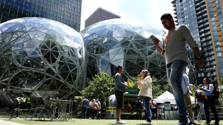 Сокращения в Amazon влияют на психическое здоровье работников:
Недавние сокращения в Amazon оказывают значительное влияние на сотрудников, способствуя возникновению чувства выгорания, разочарования и ... | Сетка — социальная сеть от hh.ru