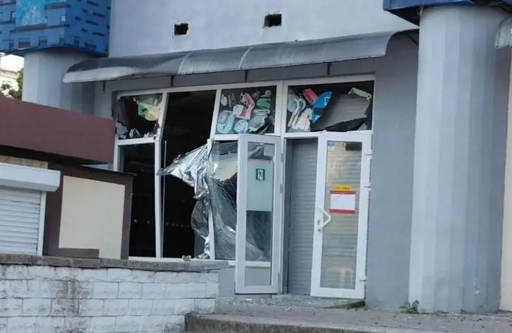 беспилотник подорвал автобусную остановку в Энергодаре — погибла 55-летняя женщина, ещё четверо человек пострадали. | Сетка — социальная сеть от hh.ru