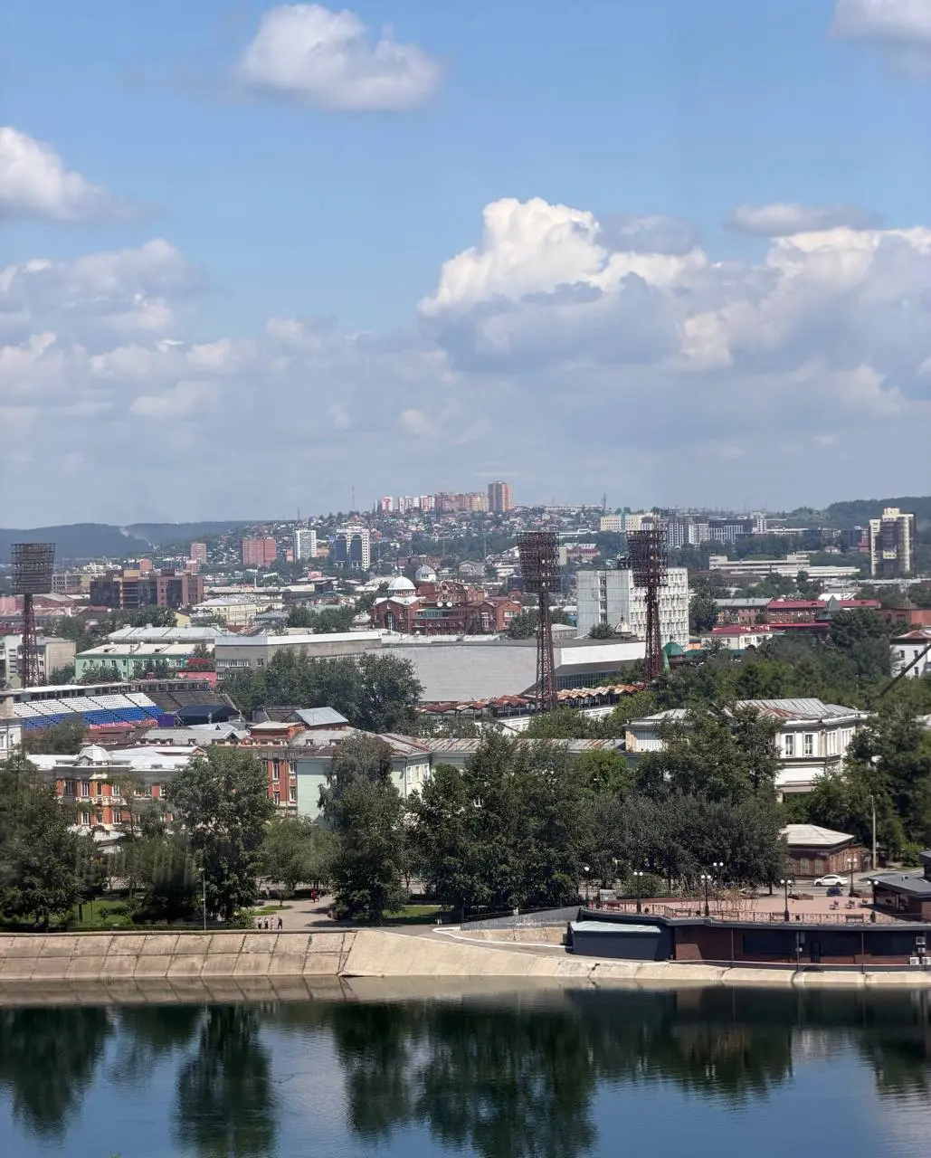 Вторая точка нашего путешествия — Иркутск!
Сегодня просто бродили по городу.
Чудесный зеленый центр с кучей деревянных домов. Та часть что отремонтирована выглядит очень достойно, а гниющие жалко. | Сетка — социальная сеть от hh.ru