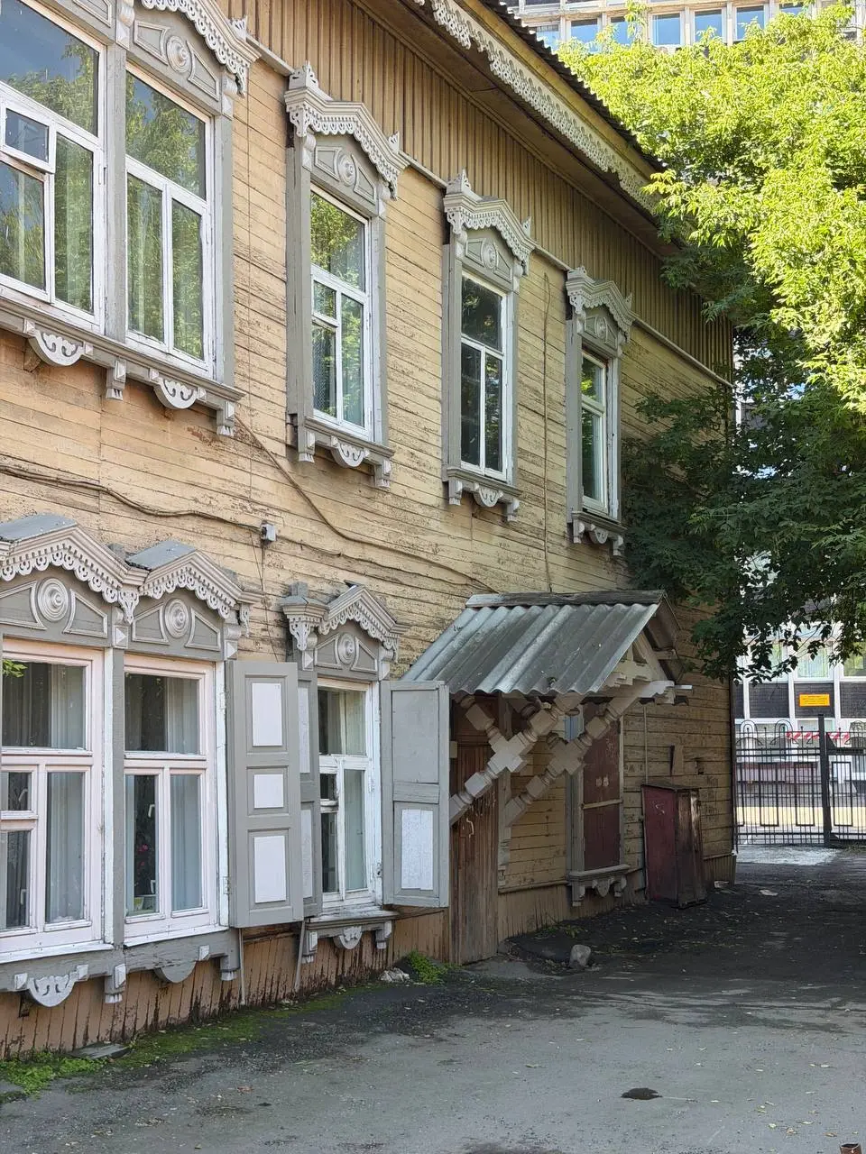 Вторая точка нашего путешествия — Иркутск!
Сегодня просто бродили по городу.
Чудесный зеленый центр с кучей деревянных домов. Та часть что отремонтирована выглядит очень достойно, а гниющие жалко. | Сетка — социальная сеть от hh.ru