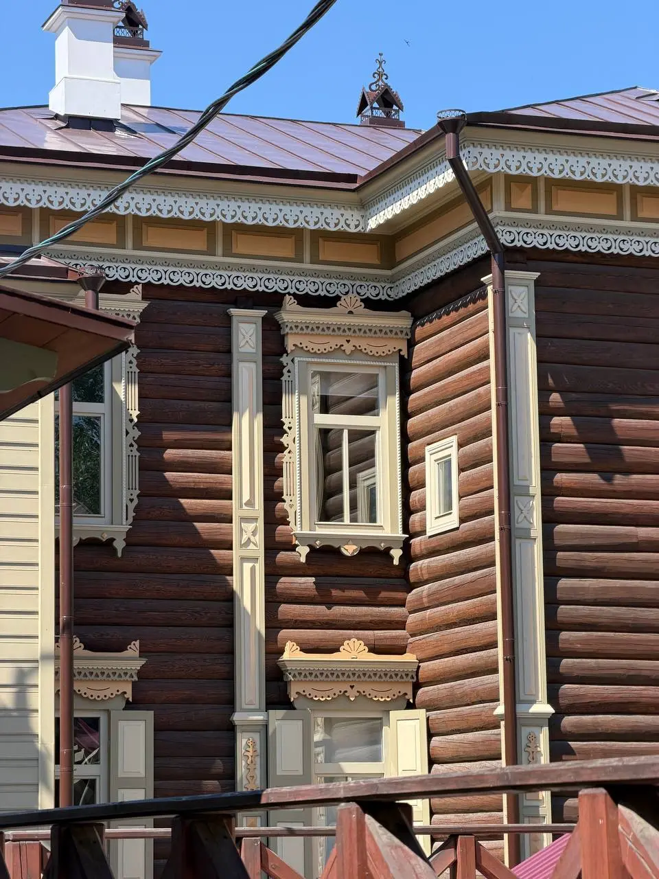 Вторая точка нашего путешествия — Иркутск!
Сегодня просто бродили по городу.
Чудесный зеленый центр с кучей деревянных домов. Та часть что отремонтирована выглядит очень достойно, а гниющие жалко. | Сетка — социальная сеть от hh.ru