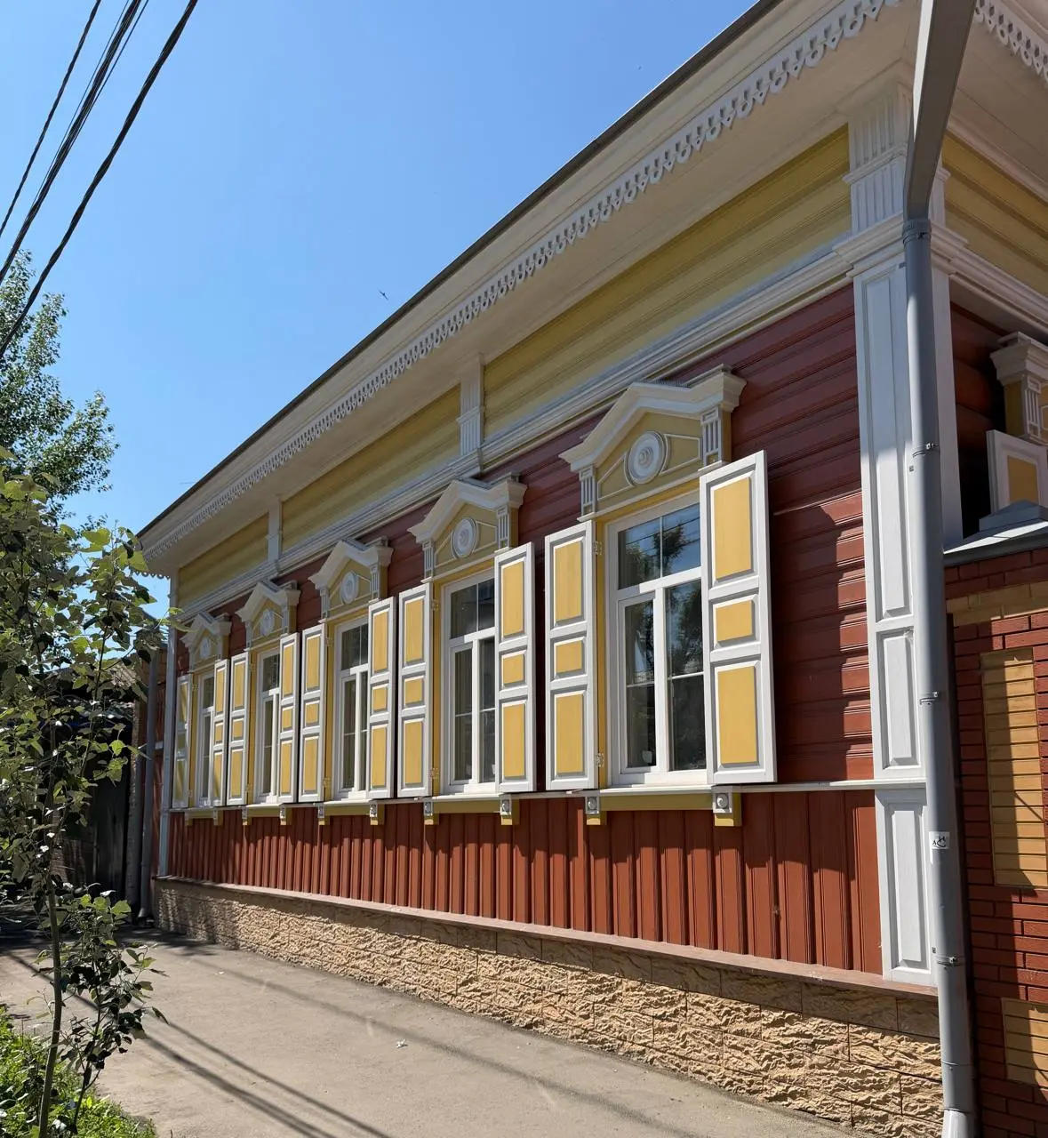 Вторая точка нашего путешествия — Иркутск!
Сегодня просто бродили по городу.
Чудесный зеленый центр с кучей деревянных домов. Та часть что отремонтирована выглядит очень достойно, а гниющие жалко. | Сетка — социальная сеть от hh.ru