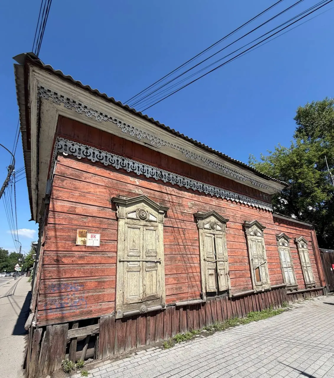 Вторая точка нашего путешествия — Иркутск!
Сегодня просто бродили по городу.
Чудесный зеленый центр с кучей деревянных домов. Та часть что отремонтирована выглядит очень достойно, а гниющие жалко. | Сетка — социальная сеть от hh.ru