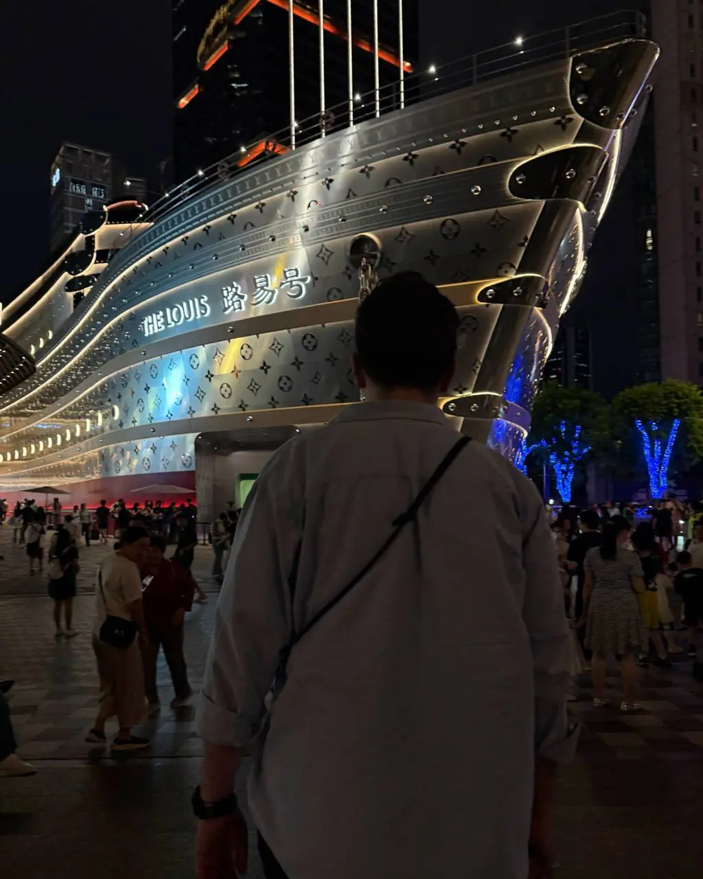 Шанхай 🇨🇳
Неделя в Шанхае подошла к концу. Это точно то место, которое стоит увидеть хотя бы раз в жизни, но большой любви у нас с ним не случилось | Сетка — социальная сеть от hh.ru