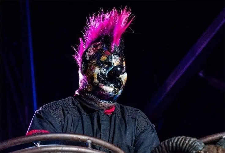 Первое лицо хаоса 🌪️. Именно Шон Крэхан запустил традицию масок в Slipknot, и с тех пор его образ — это визитная карточка коллектива 🎭 | Сетка — социальная сеть от hh.ru