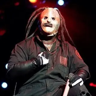Первое лицо хаоса 🌪️. Именно Шон Крэхан запустил традицию масок в Slipknot, и с тех пор его образ — это визитная карточка коллектива 🎭 | Сетка — социальная сеть от hh.ru