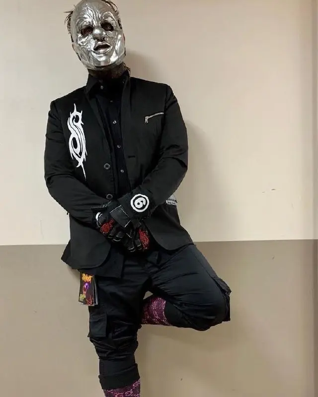 Первое лицо хаоса 🌪️. Именно Шон Крэхан запустил традицию масок в Slipknot, и с тех пор его образ — это визитная карточка коллектива 🎭 | Сетка — социальная сеть от hh.ru