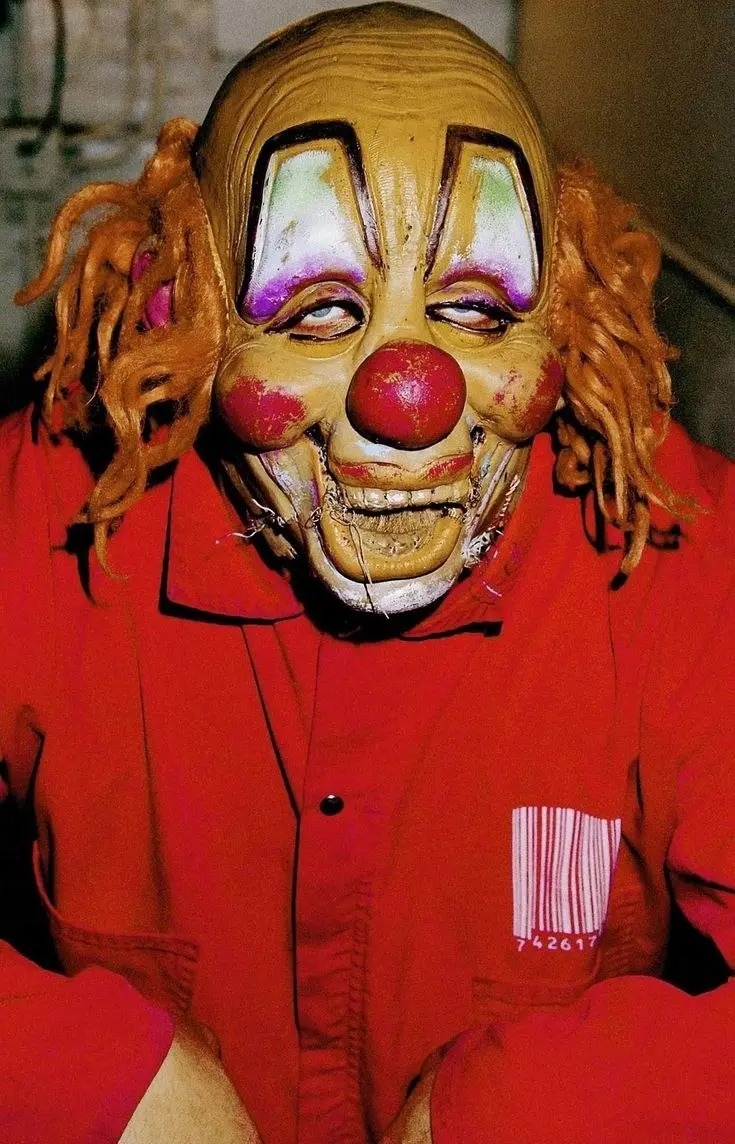 Первое лицо хаоса 🌪️. Именно Шон Крэхан запустил традицию масок в Slipknot, и с тех пор его образ — это визитная карточка коллектива 🎭 | Сетка — социальная сеть от hh.ru