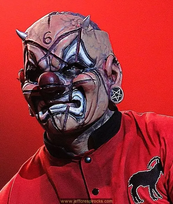 Первое лицо хаоса 🌪️. Именно Шон Крэхан запустил традицию масок в Slipknot, и с тех пор его образ — это визитная карточка коллектива 🎭 | Сетка — социальная сеть от hh.ru