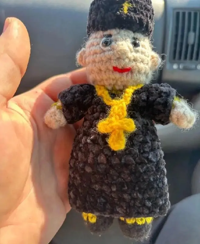 😍 Православные волонтёры отправили на СВО вязаную игрушку в виде духовника бригады «Терек»
Игрушечного отца Алексия Барышева связали волонтёры Кронштадтского благочиния | Сетка — социальная сеть от hh.ru