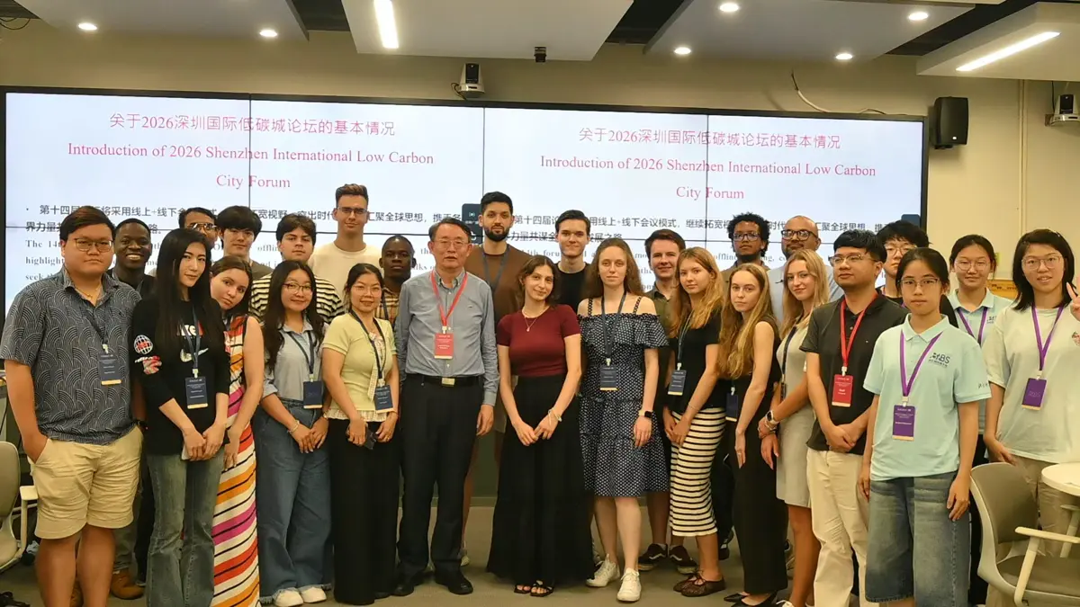 Коллеги, приветствую! 🤝
В рамках Young Elites Summer Camp у нас прошла лекция профессора Wang Dong, посвящённая ESG и устойчивому развитию Китая | Сетка — социальная сеть от hh.ru