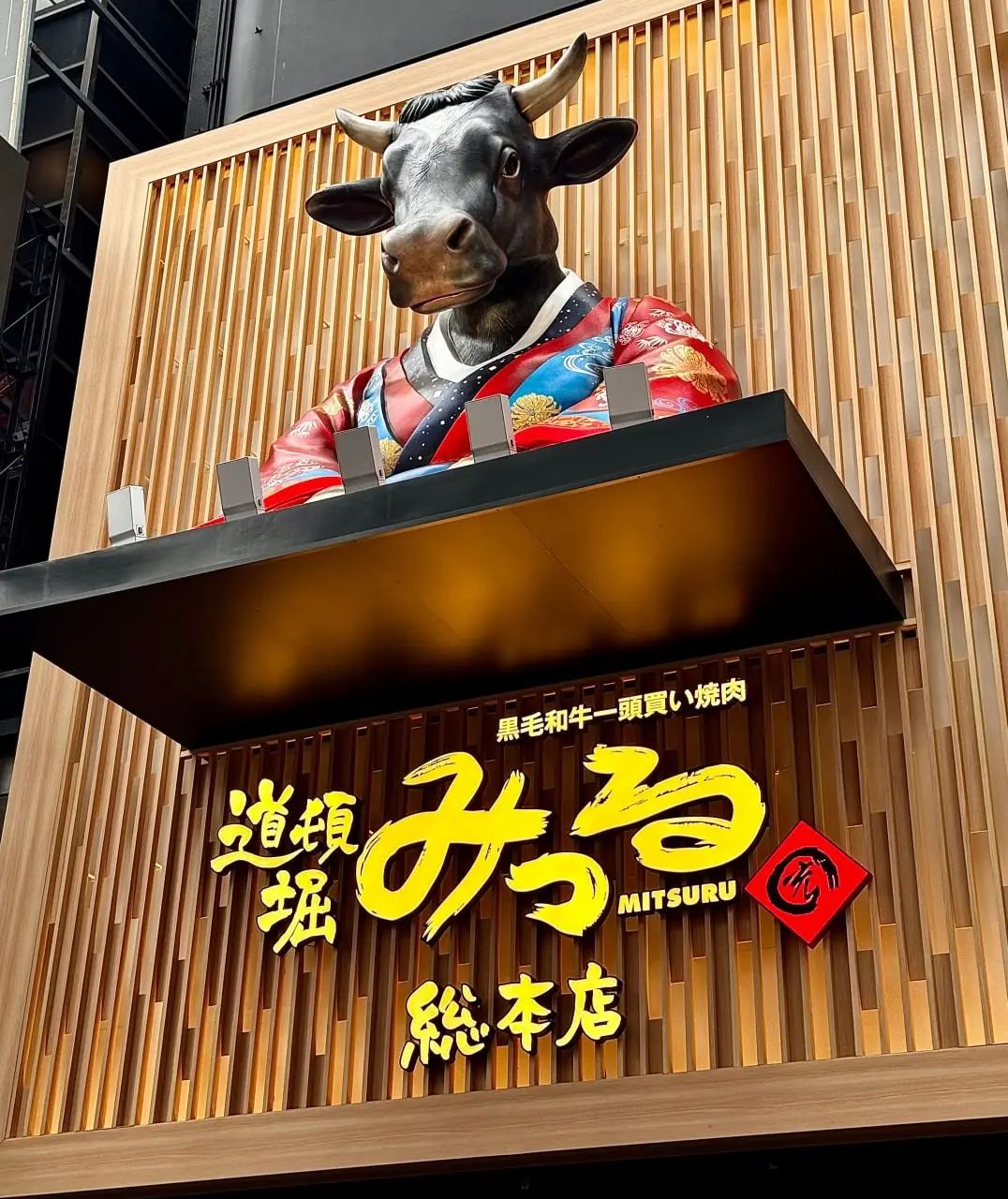 Улица #dotonbori в Осаке славится не только едой, но и своими безумными вывесками 🦀🏃‍♂️
Здесь вы найдете дух той самой старой, шумной и немного безумной Осаки | Сетка — социальная сеть от hh.ru