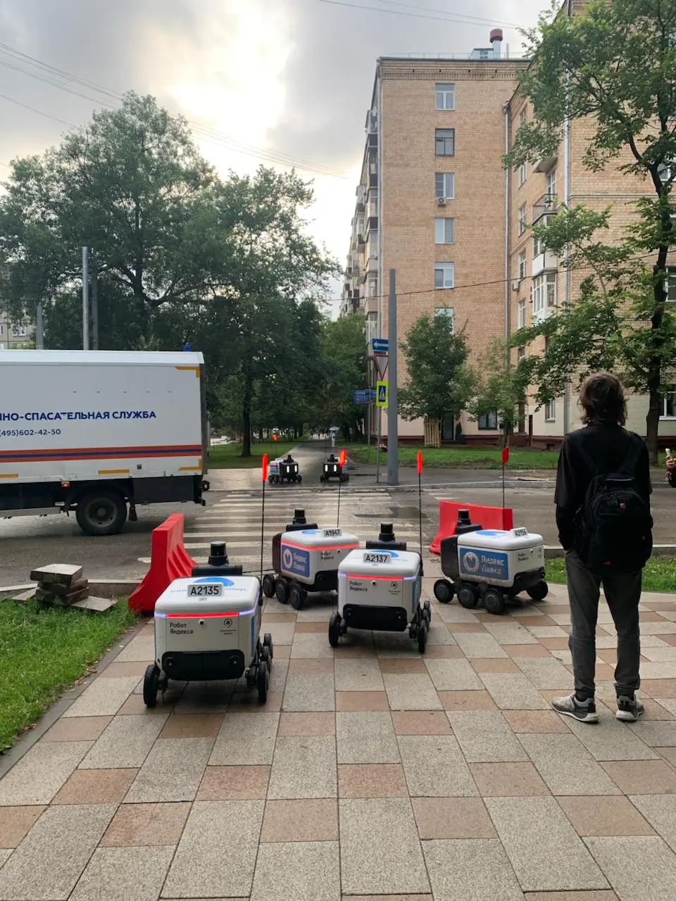 Новая неделя, новый опыт!
Я воспользовался доставкой от робота, вообще, в моем районе этих роботов теперь больше, чем курьеров. И это один из ключевых драйверов рост роботизации | Сетка — социальная сеть от hh.ru