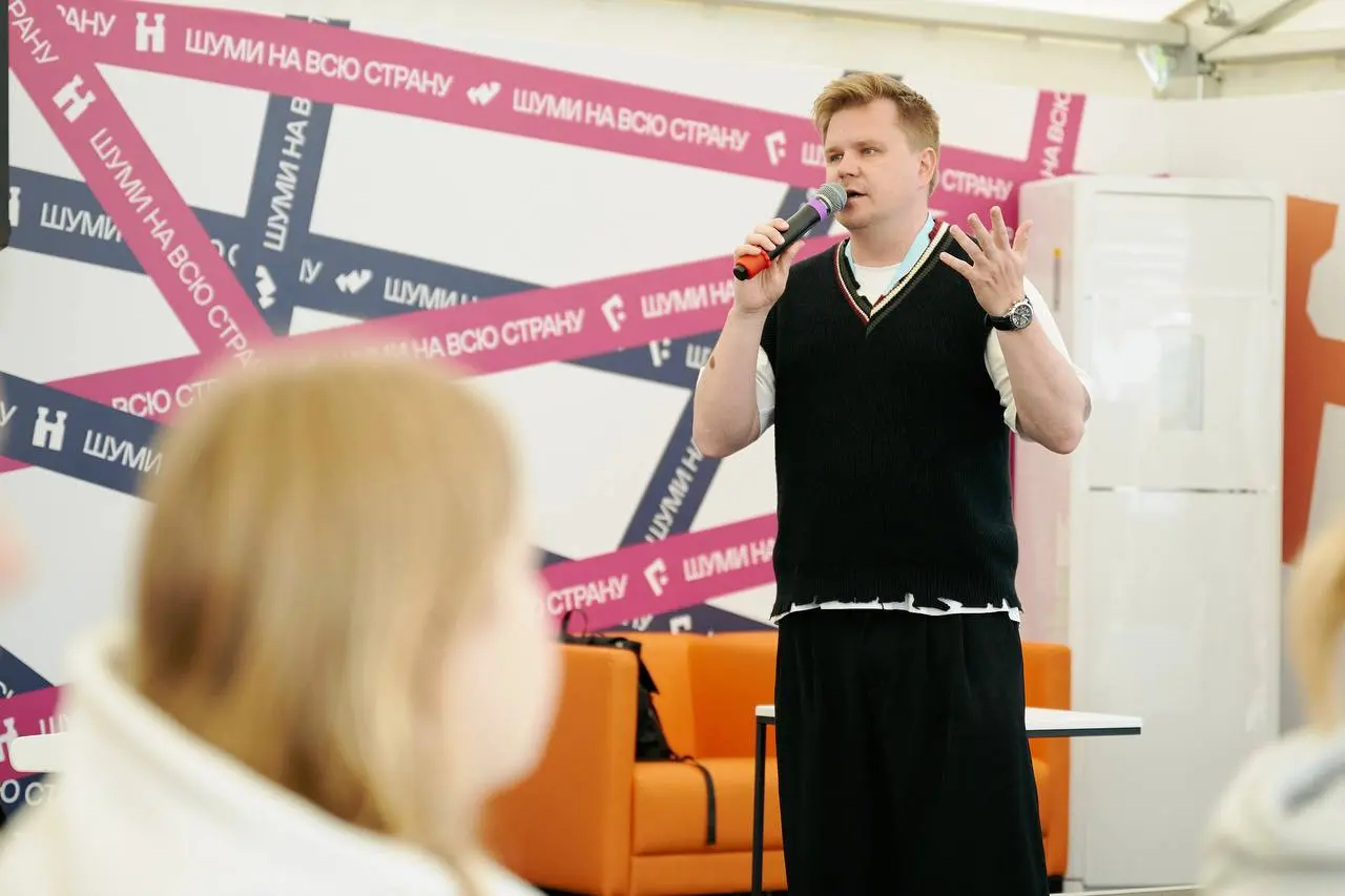 На фото запечатлен эксперт по созданию шоу в естественной среде. | Сетка — социальная сеть от hh.ru
