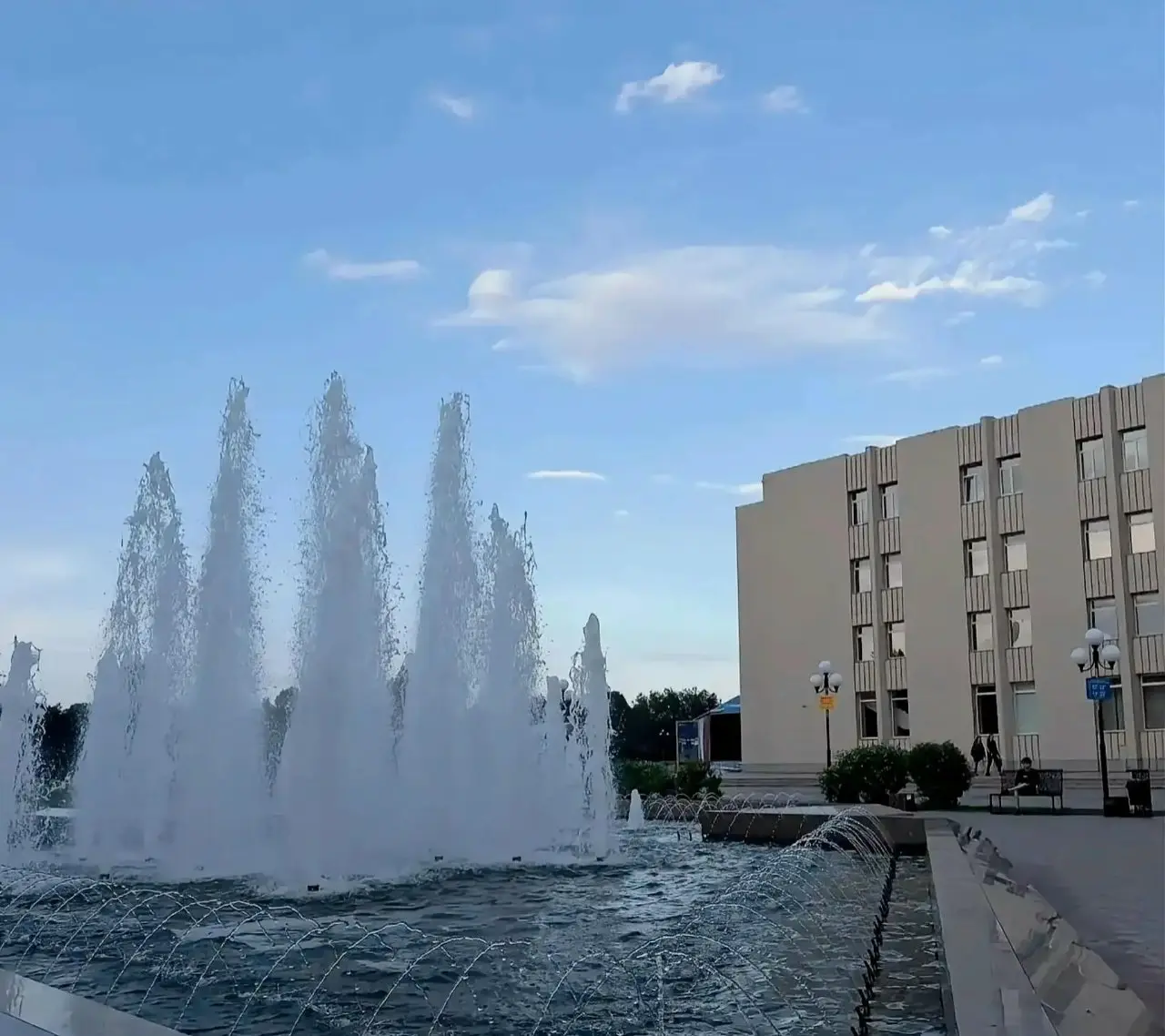 «Росводоканал Комсомольск» будет обслуживать городские фонтаны
Предприятие откликнулось на просьбу администрации города и заключило договор на содержание фонтанов у Драматического театра и на площади ... | Сетка — социальная сеть от hh.ru