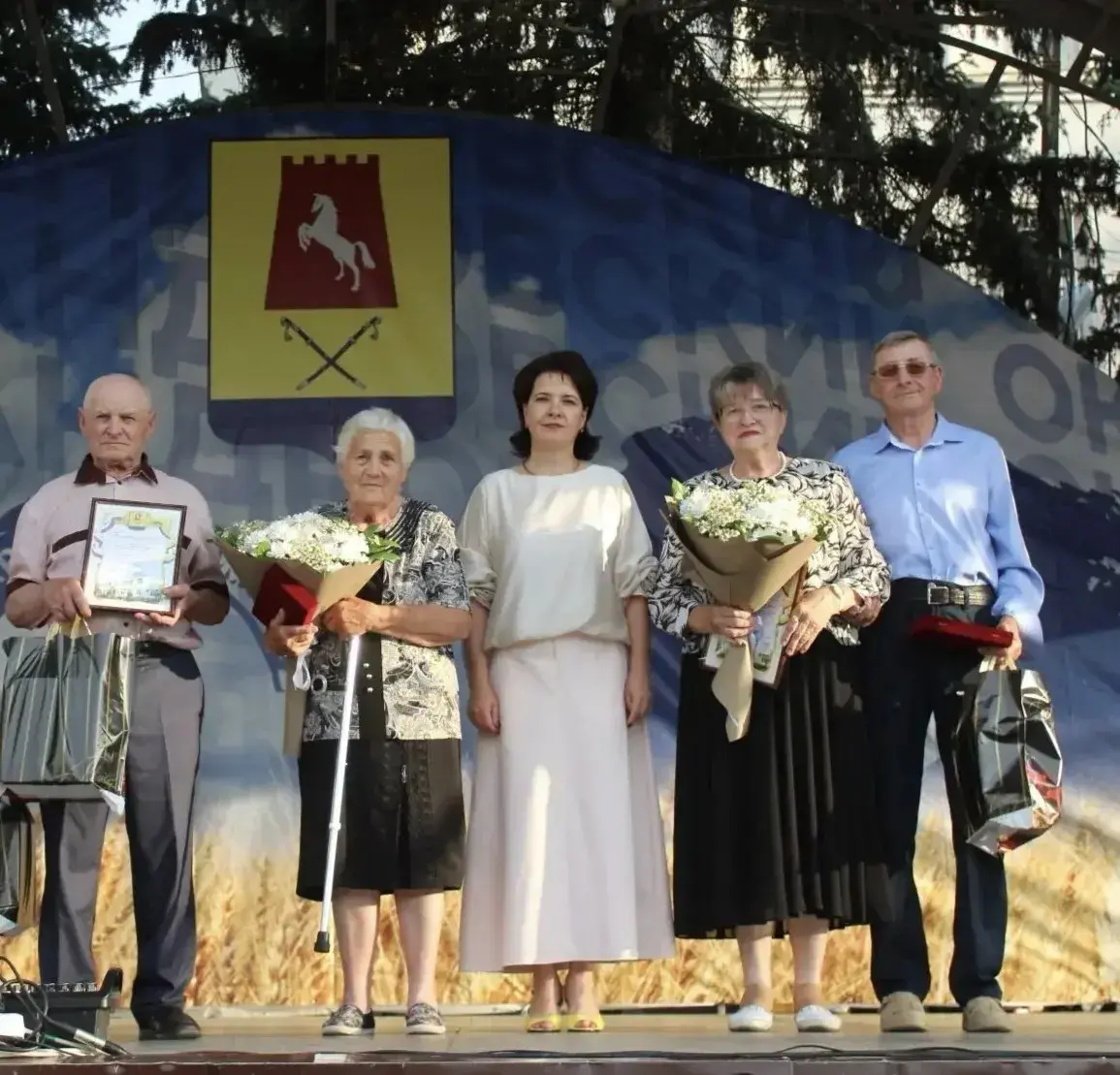 💍 Две семьи из Александровского округа получили медаль Ставропольского края «За сохранение семейных ценностей»
Награду вручили семье Чаплыгиных из села Калиновского, которые вместе уже 60 лет, и семье... | Сетка — социальная сеть от hh.ru