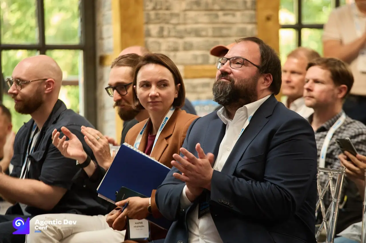 Прошла наша первая AgenticDevConf!
И это был однозначный успех. За неполные два месяца мы собрали конференцию по агентной разработке — с сильной программой (средний балл докладов — 4 | Сетка — социальная сеть от hh.ru