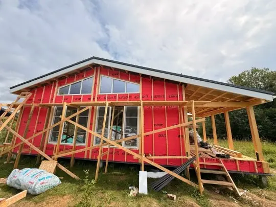 🏡 В ЖК «Руза Парк» завершён тёплый контур дома: смонтированы стены и кровля, выполнено утепление, установлены энергоэффективные окна и дверь | Сетка — социальная сеть от hh.ru