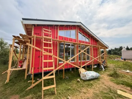 🏡 В ЖК «Руза Парк» завершён тёплый контур дома: смонтированы стены и кровля, выполнено утепление, установлены энергоэффективные окна и дверь | Сетка — социальная сеть от hh.ru