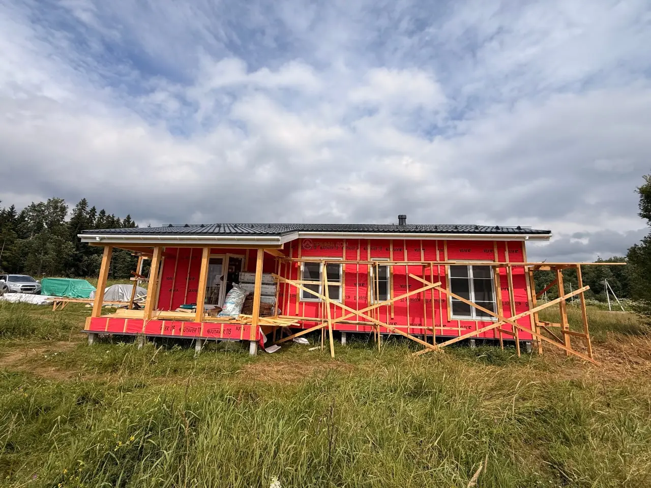 🏡 В ЖК «Руза Парк» завершён тёплый контур дома: смонтированы стены и кровля, выполнено утепление, установлены энергоэффективные окна и дверь | Сетка — социальная сеть от hh.ru