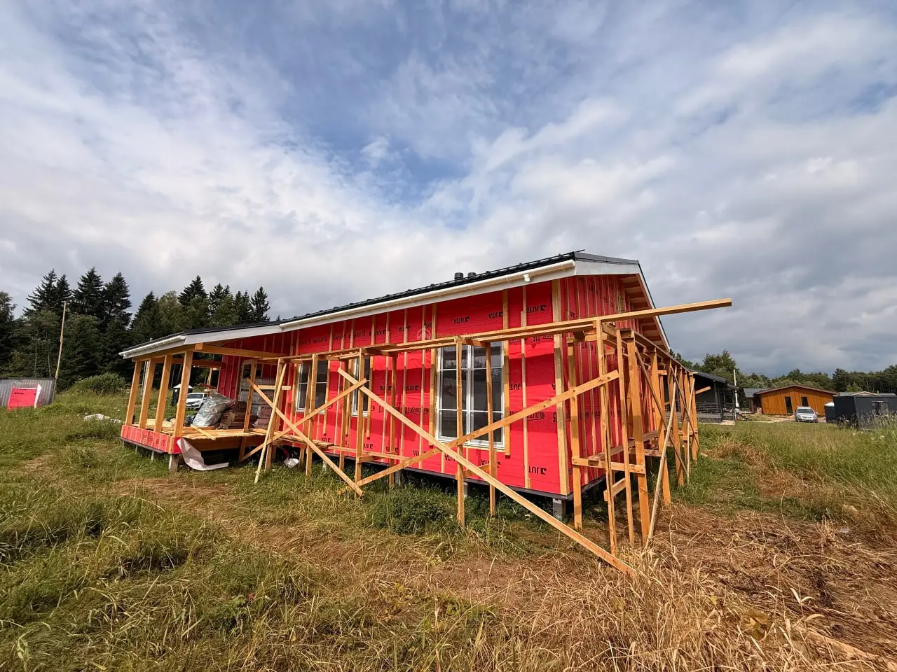 🏡 В ЖК «Руза Парк» завершён тёплый контур дома: смонтированы стены и кровля, выполнено утепление, установлены энергоэффективные окна и дверь | Сетка — социальная сеть от hh.ru