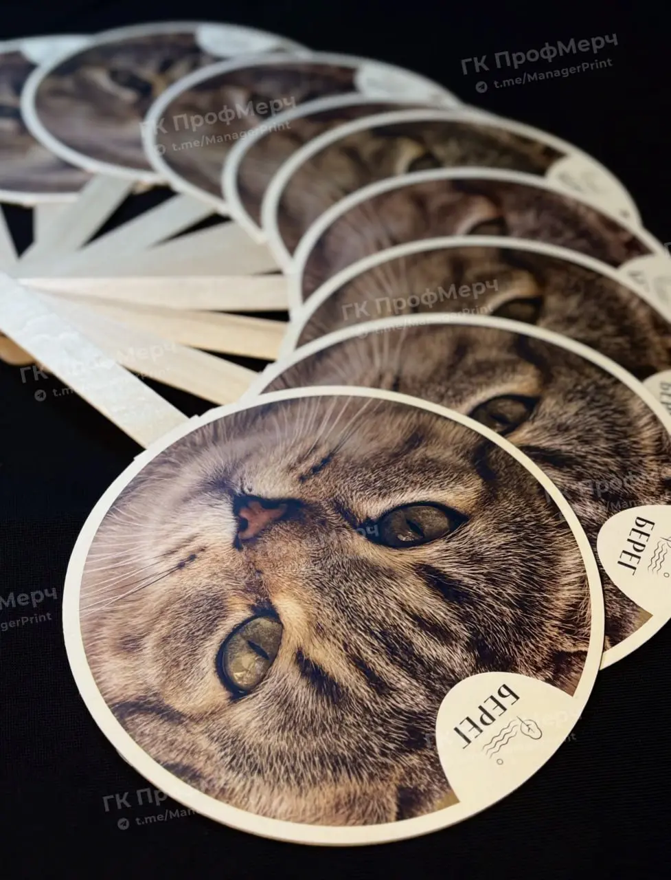 Сделали фирменные вееры для ресторана «Берег» 🐈
В основе — плотный картон 300 г/м² с яркой полноцветной печатью | Сетка — социальная сеть от hh.ru