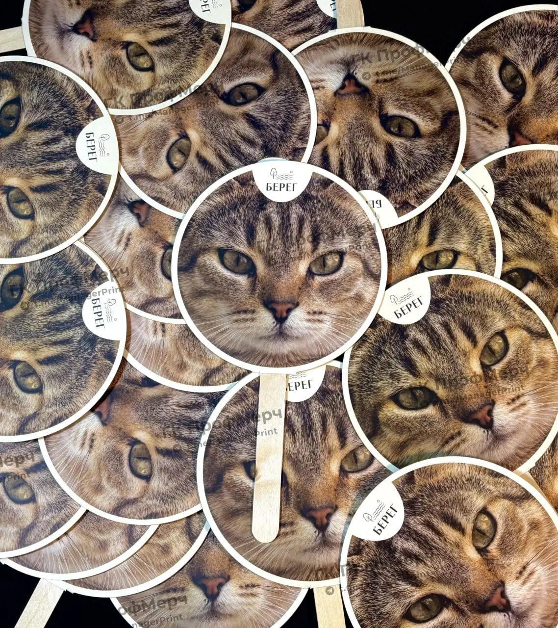 Сделали фирменные вееры для ресторана «Берег» 🐈
В основе — плотный картон 300 г/м² с яркой полноцветной печатью | Сетка — социальная сеть от hh.ru