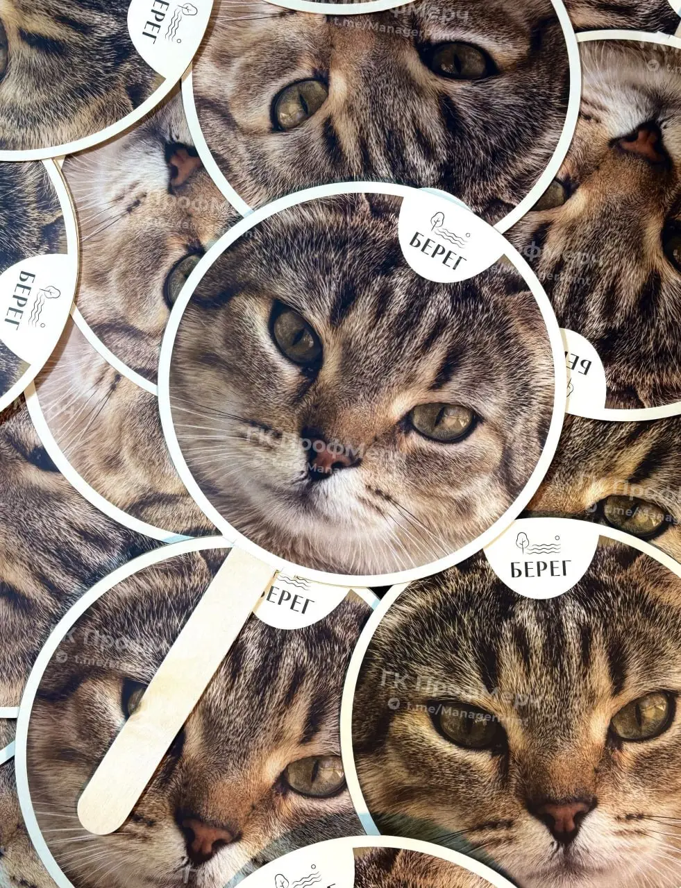 Сделали фирменные вееры для ресторана «Берег» 🐈
В основе — плотный картон 300 г/м² с яркой полноцветной печатью | Сетка — социальная сеть от hh.ru
