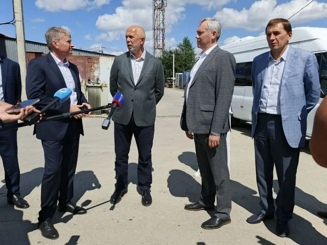 Губернатор Новосибирской области побывал на производстве «Сибирского Гурмана»
Вчера на нашем предприятии прошла необычная экскурсия | Сетка — социальная сеть от hh.ru