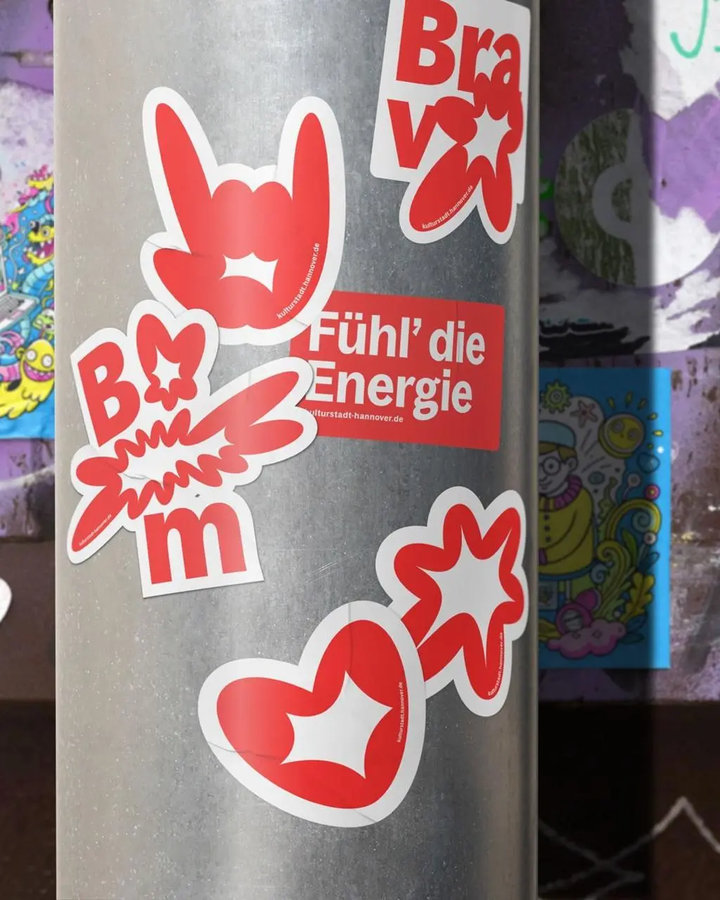 Геморройная айдентика
Kulturstadt Hannover — единый бренд для всей культурной сцены города Ганновер: театров, музеев, фестивалей и независимых площадок.
Ядро айдентки по задумке агентства — знак POW | Сетка — социальная сеть от hh.ru