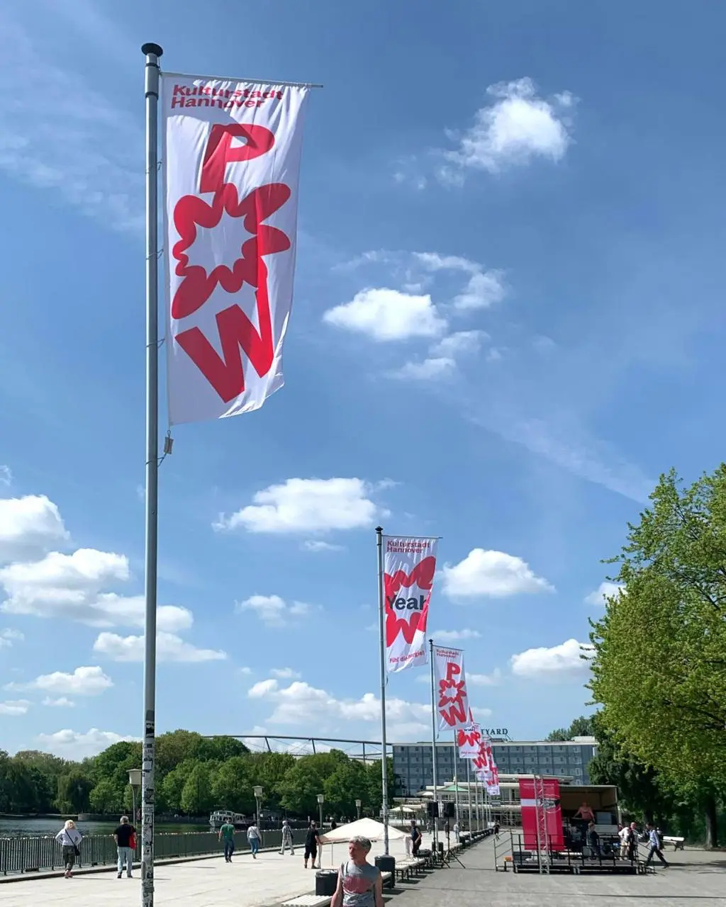 Геморройная айдентика
Kulturstadt Hannover — единый бренд для всей культурной сцены города Ганновер: театров, музеев, фестивалей и независимых площадок.
Ядро айдентки по задумке агентства — знак POW | Сетка — социальная сеть от hh.ru