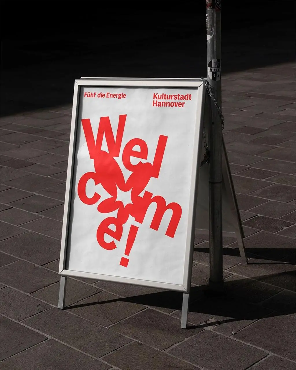 Геморройная айдентика
Kulturstadt Hannover — единый бренд для всей культурной сцены города Ганновер: театров, музеев, фестивалей и независимых площадок.
Ядро айдентки по задумке агентства — знак POW | Сетка — социальная сеть от hh.ru