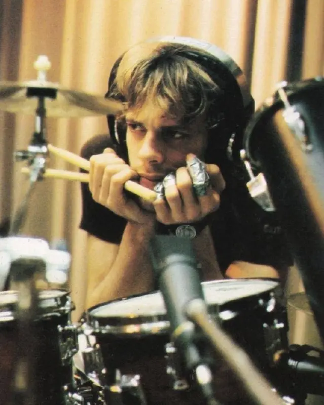 74 года Стюарту Коупленду — легендарному барабанщику The Police 🥁🎉
Его уникальный стиль, объединивший рок, регги, панк и джазовые ритмы, стал визитной карточкой группы и оказал огромное влияние на нес... | Сетка — социальная сеть от hh.ru