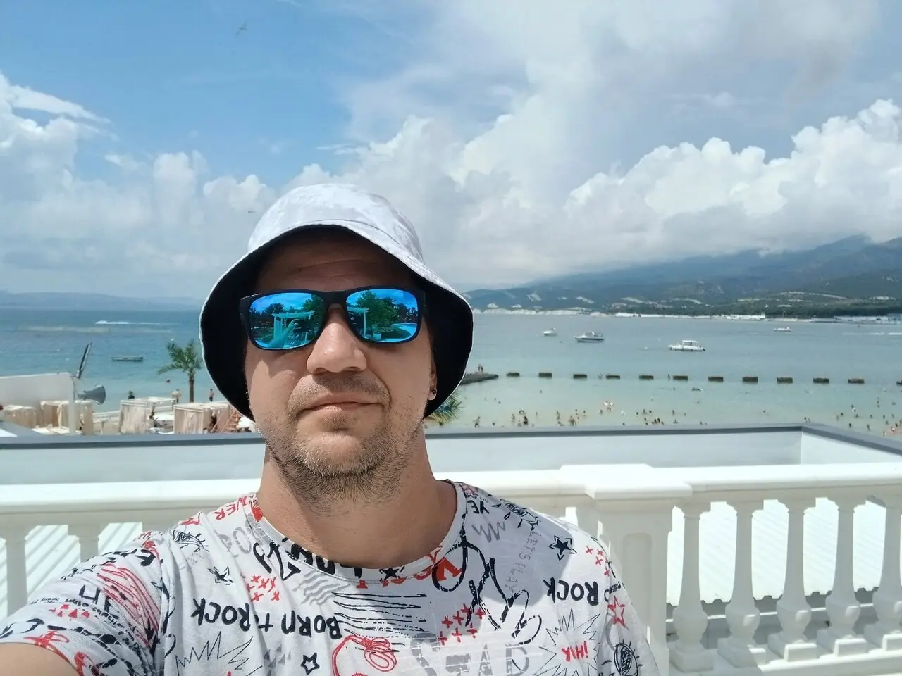 В отпуск не только с снастями, но и с любимыми уже очками KIMOTO. Отдыхаю на ура. Всем Мира и добра.
Автор: Дмитрий Дзюбенко | Сетка — социальная сеть от hh.ru